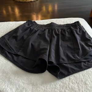 Lululemon Hotty Hot High-Rise lined short, 4” size 6, black